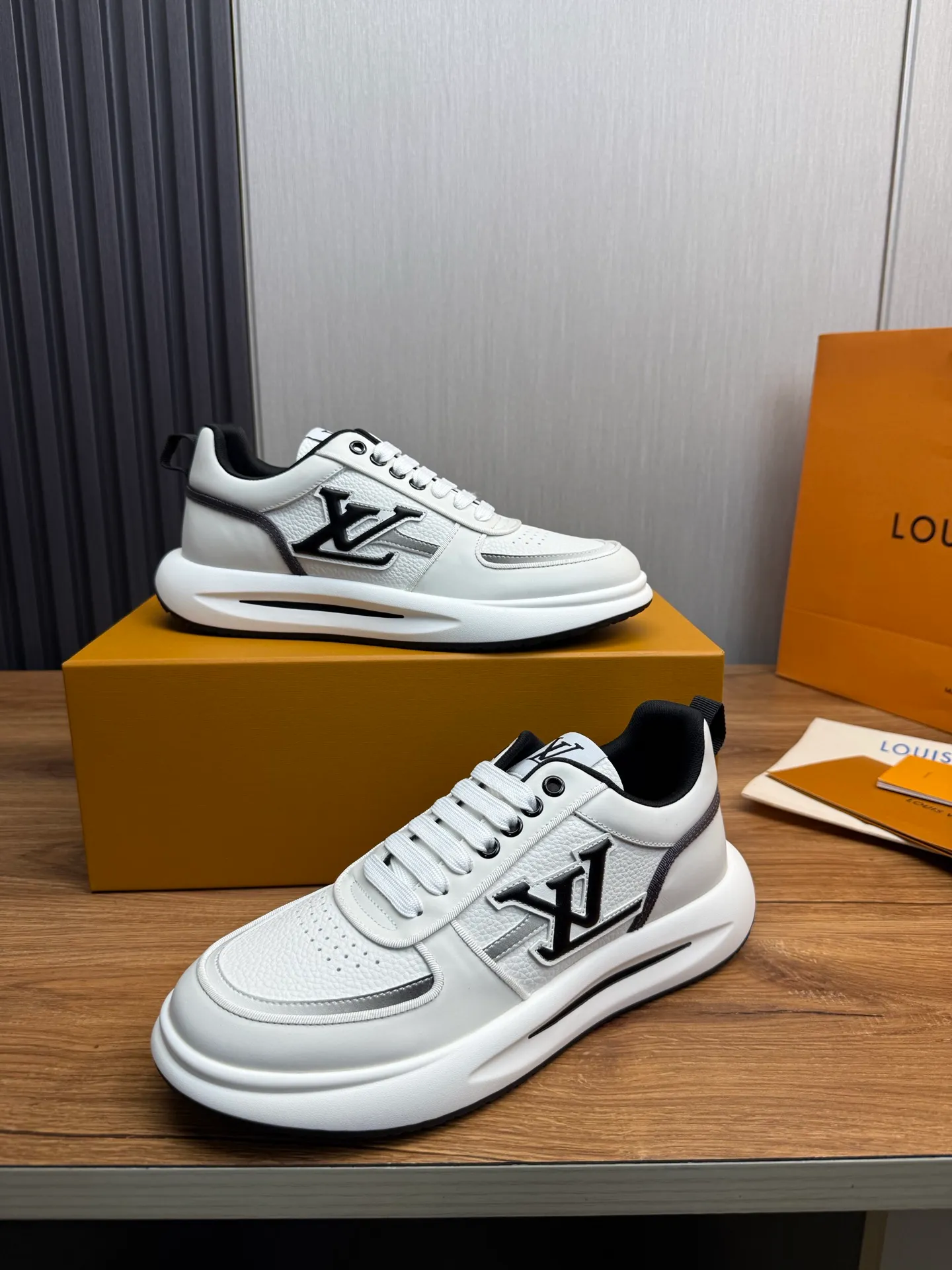 Men's shoes 💰820💰 Lv. Top purchasing agent 🇮🇹 Louis Vuitton, sports shoes counter synchronization, uppers imported from Italy, high-quality splicing and complex handicrafts, imported mesh pads are soft and comfortable, soles: original factory special soles, TPU exclusive movable molded soles super comfortable, original factory single goods, 🔍🔍high quality, you can enter and exit the counter at will, welcome to compare, code number 38-44 (Customized 38.45)